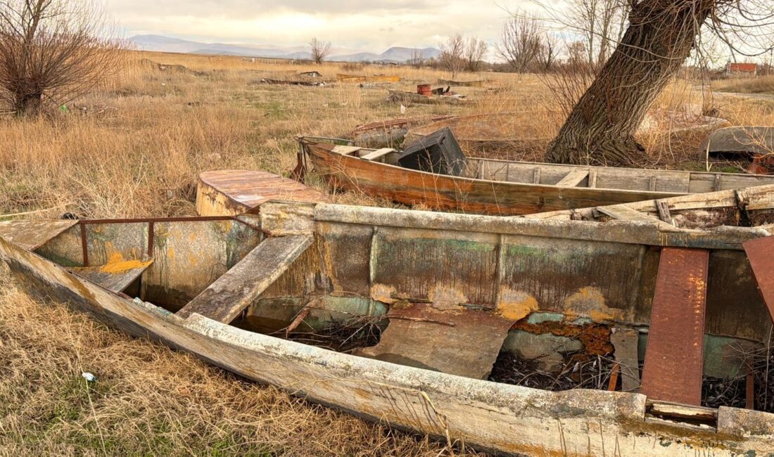 Çatlamış topraklar ve terk edilmiş tekneler Masmavi suların yerini toz