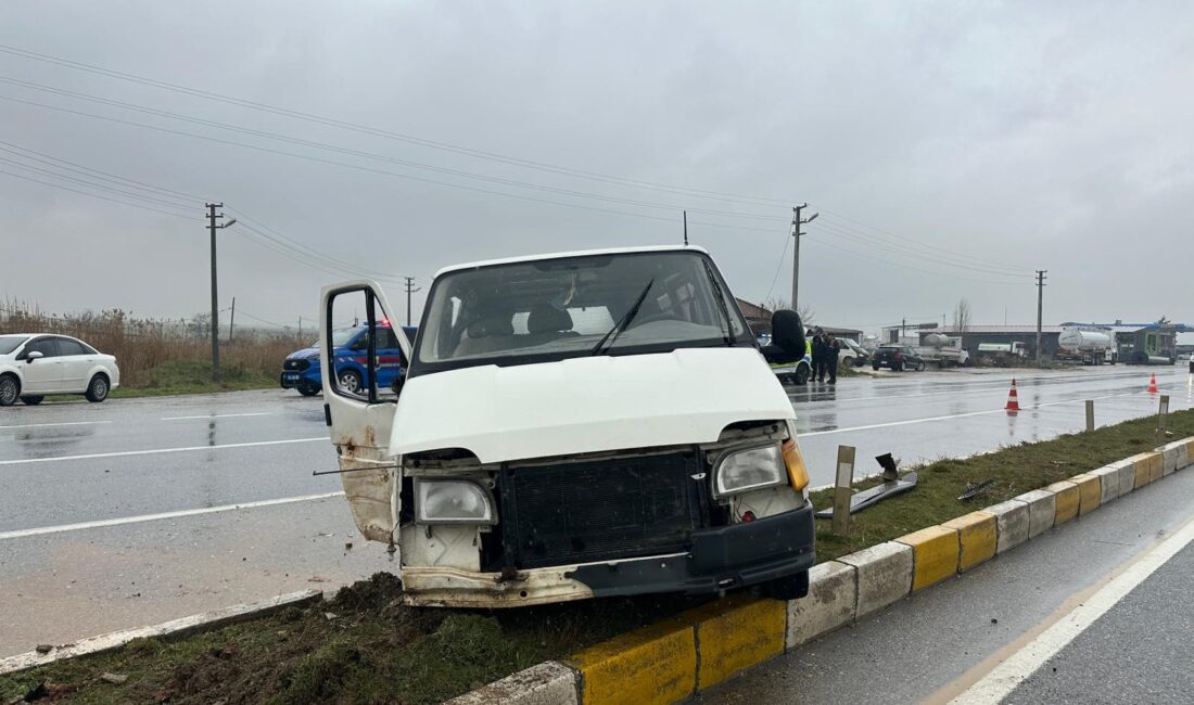 Refüjü aşarak karşı şeride geçti! Çarpmanın etkisiyle savrulan panelvan, refüjü