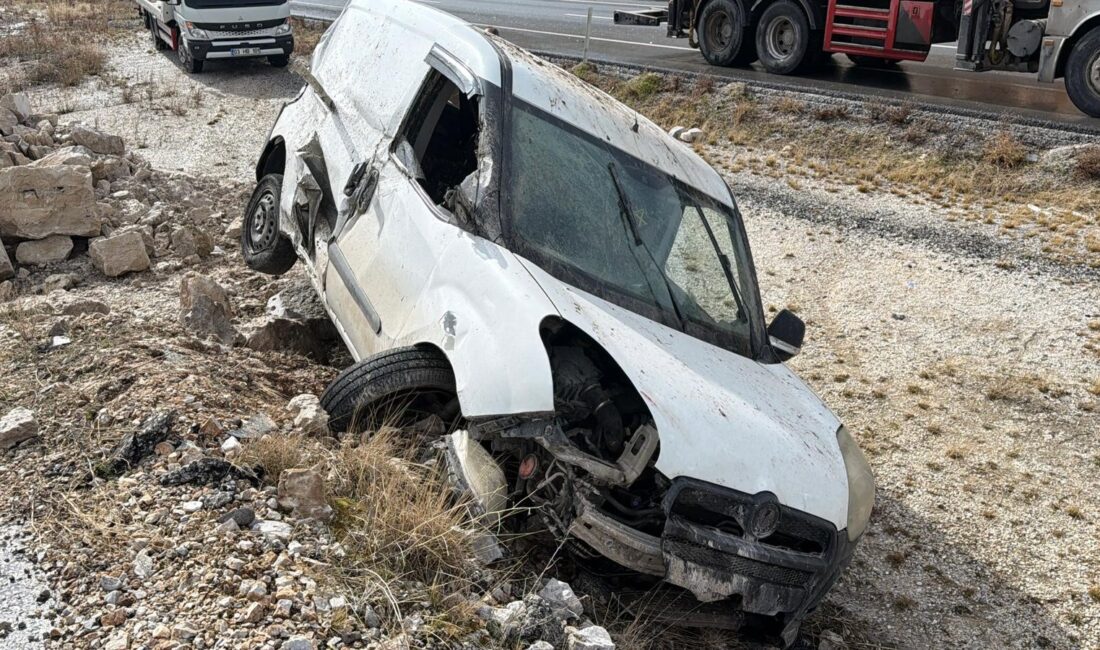 Kontrolden çıkan araç kayalıklara çarptı Kaza, Afyonkarahisar-Antalya kara yolu üzerinde