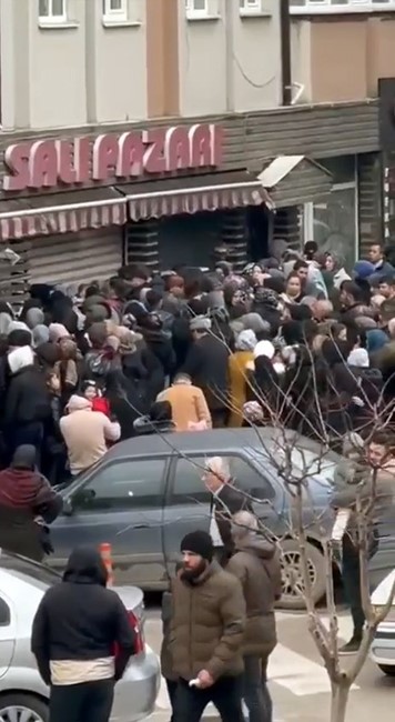 Mağaza kapısı savaş alanına döndü Sadece kadınların değil, erkeklerin de