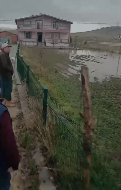 WhatsApp ihbar hattına ulaşan bilgilere göre, ani yağış sonrası oluşan