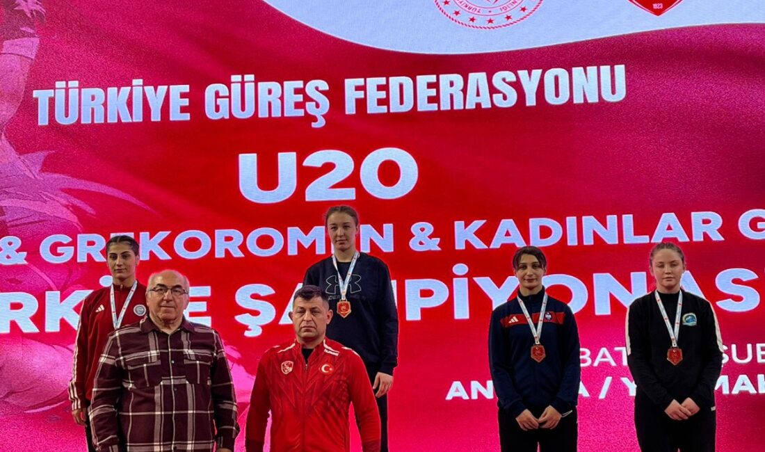 Şampiyonada 50 kilogramda Yağmur Karabacak ve 53 kilogramda Fatma Yılmaz