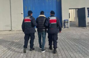 Operasyonlarda; 5 bin 945 adet sentetik uyuşturucu hap, bir adet