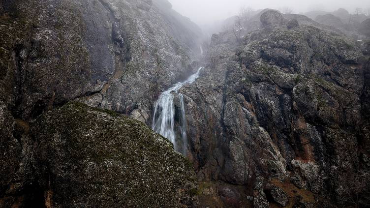 Balkaya Dağları eteklerindeki sarp kayalıklarda kar ve yağmurdan beslenen üç