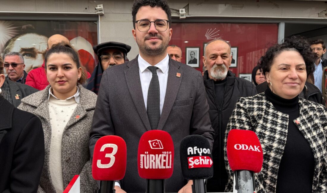 Cumhuriyet Halk Partisi Afyonkarahisar Gençlik Kolları Başkanı sıfatıyla parti çalışmalarını