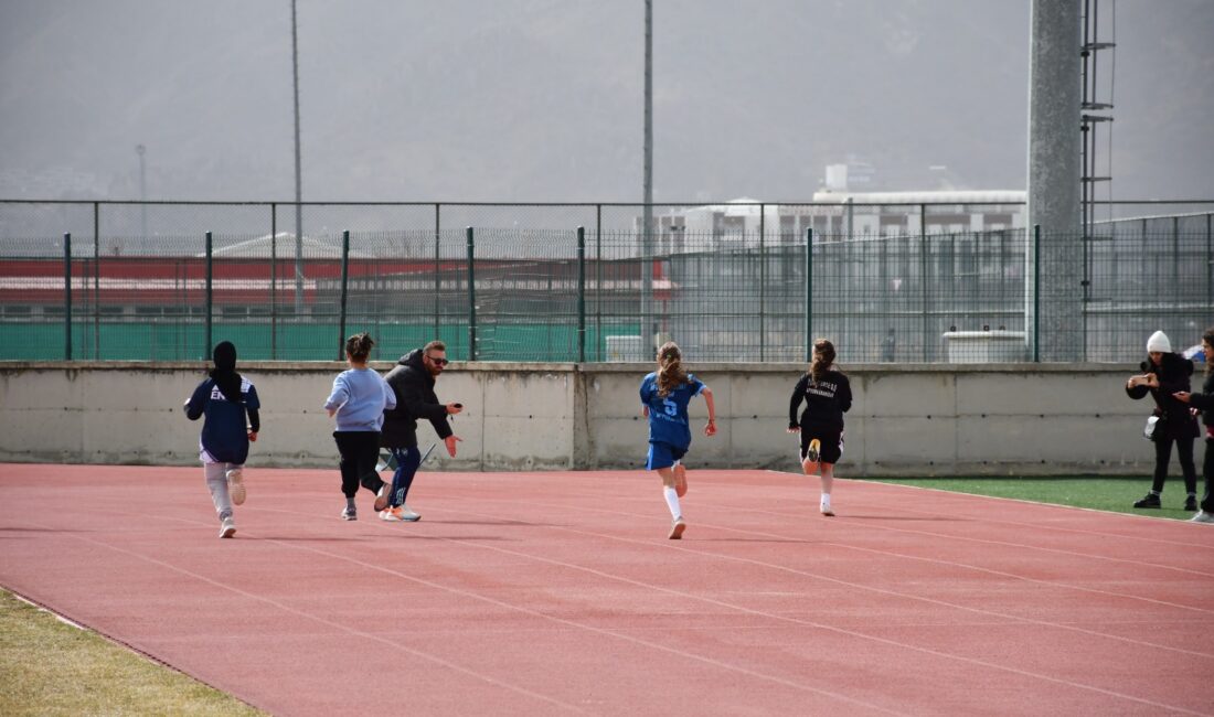 Küçük Kızlar kategorisinde 60 metre yarışında Nisa Öztürk birinci, Firdevs