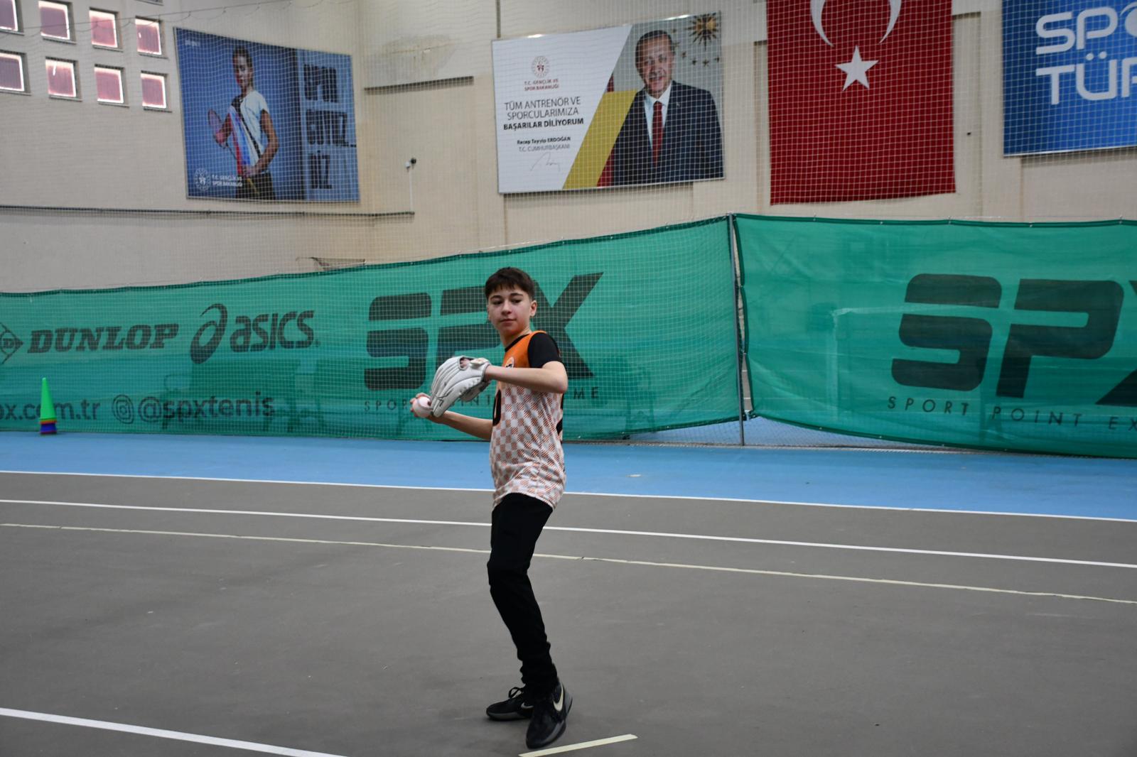 Okul sporları beyzbol turnuvası nefes kesti