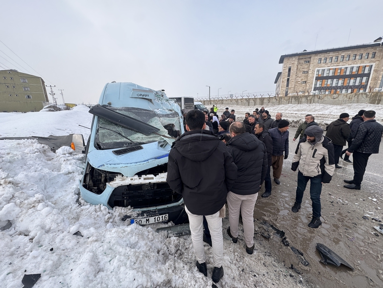 Sürücülerinin ismi henüz öğrenilemeyen 30 YE 824 plakalı halk otobüsü