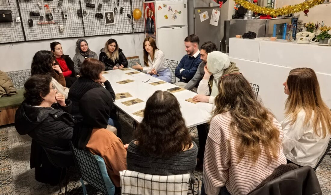 Sinema gecesine dernek üyesi yaklaşık 20 kişi katıldı. Film gösteriminin