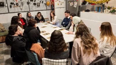 Sinema gecesine dernek üyesi yaklaşık 20 kişi katıldı. Film gösteriminin