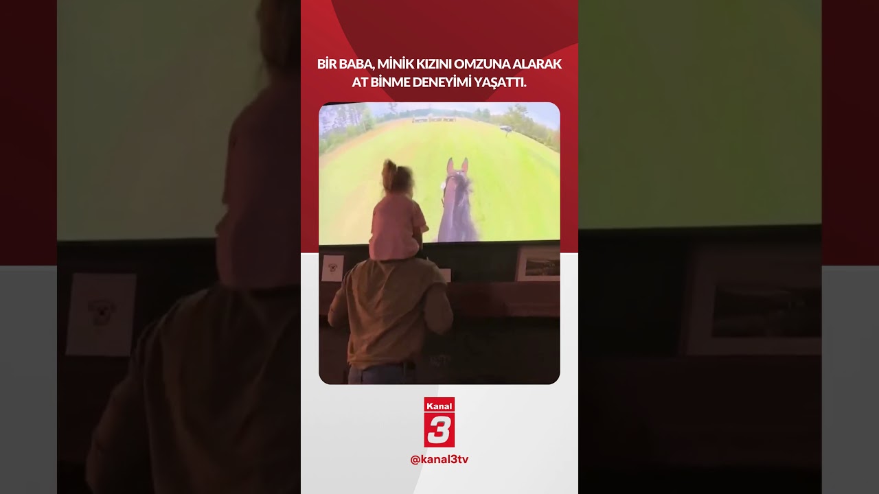 Bir baba, minik kızını omzuna alarak at binme deneyimi yaşattı
