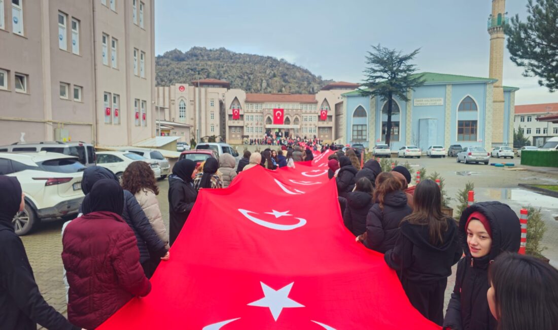 Yeni dönemin ilk gününde Afyonkarahisar genelindeki tüm okul bahçeleri kırmızı-beyaz
