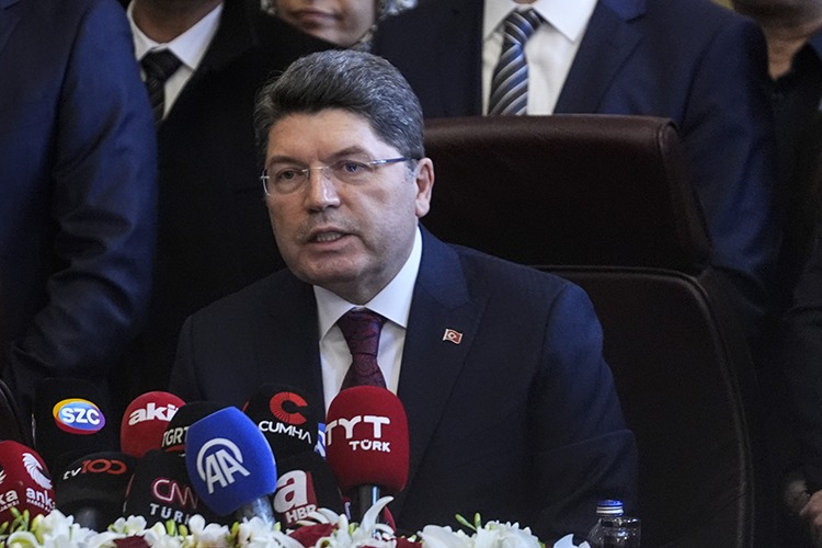 Adalet Bakanlığında düzenlenen devir teslim törenine, Gürlek ile Tunç’un yanı