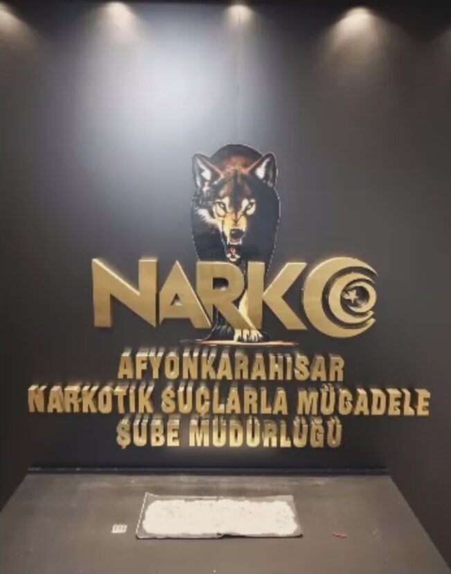 AFYONKARAHİSAR (AA) – Afyonkarahisar'da araçlarında uyuşturucu bulunduğu gerekçesiyle gözaltına alınan