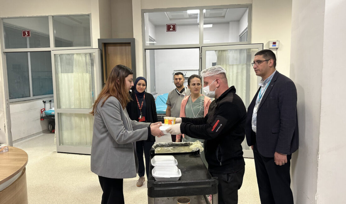 AFYONKARAHİSAR (AA) – Afyonkarahisar Devlet Hastanesi'nin acil servisinde iftar ve