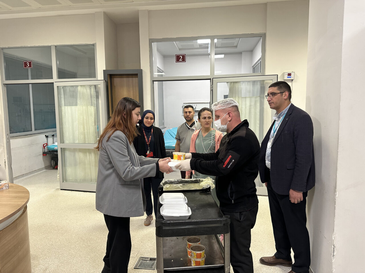 AFYONKARAHİSAR (AA) – Afyonkarahisar Devlet Hastanesi'nin acil servisinde iftar ve