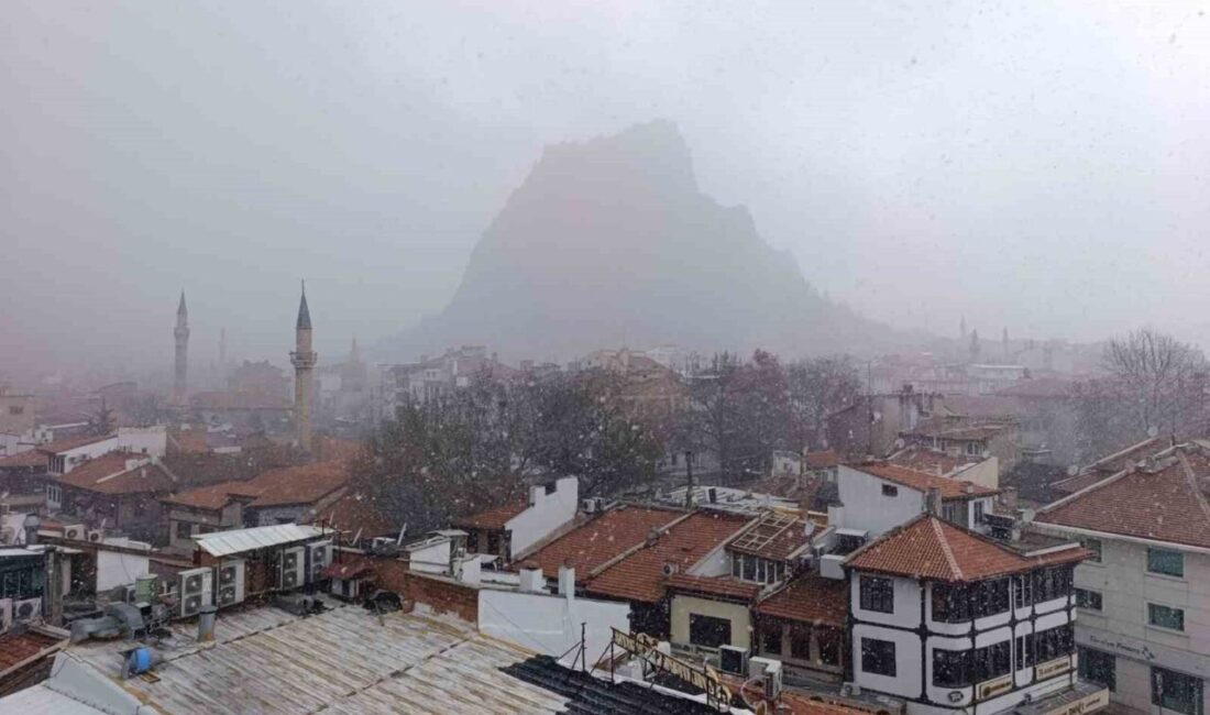 Meteorolojinin uyarıları sonrası Afyonkarahisar’da beklenen kar yağışı öğle saatlerinde başladı.