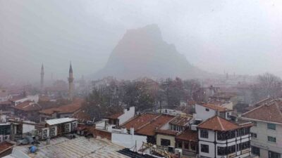 Meteorolojinin uyarıları sonrası Afyonkarahisar’da beklenen kar yağışı öğle saatlerinde başladı.