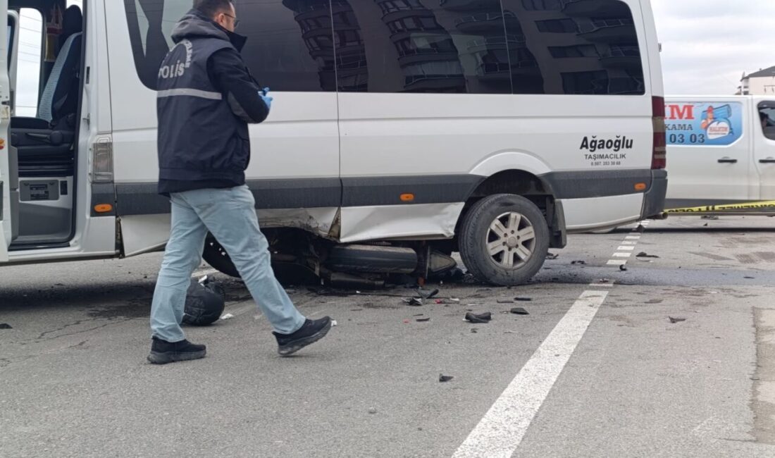 AFYONKARAHİSAR (AA) – Afyonkarahisar'da minibüsün motosiklete çarpması sonucu bir kişi