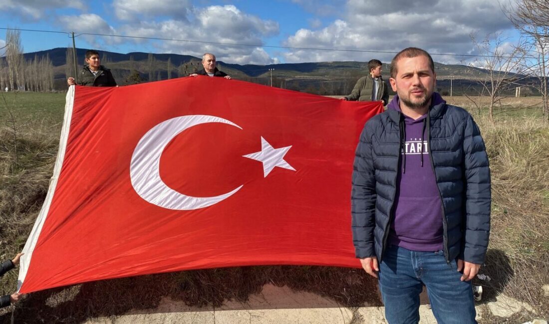 AFYONKARAHİSAR (AA) – Afyonkarahisar'ın Sandıklı ilçesi Akharım beldesinde öğrencilerden jandarma