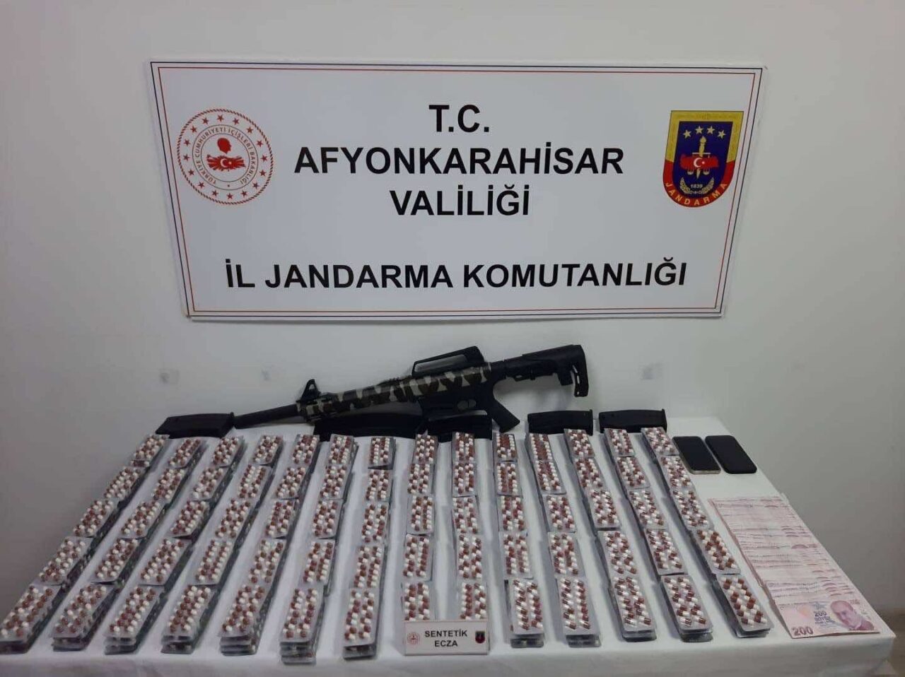 AFYONKARAHİSAR (AA) – Afyonkarahisar'da uyuşturucu operasyonunda gözaltına alınan 4 zanlı