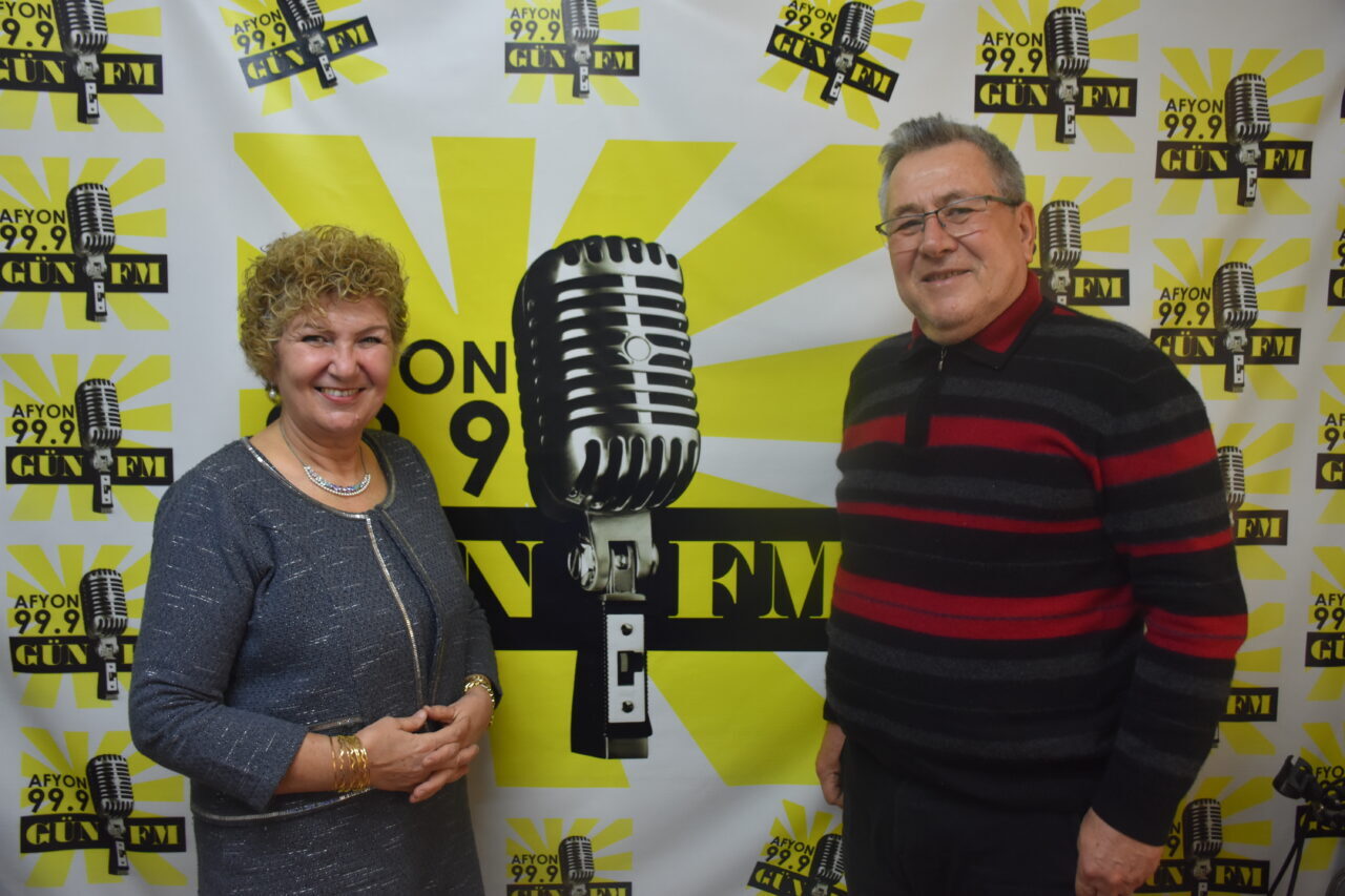 - Eşiyle dinleyicilere sadece müzik değil, farklı türde radyo içerikleri