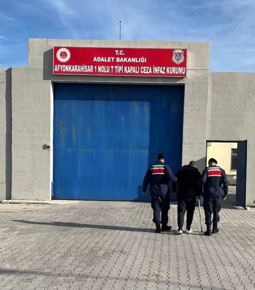 Jandarma 46 yıl 6 ay hapis cezasıyla aranan şahsı yakaladı