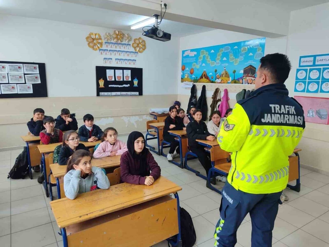 Jandarmadan öğrenci ve öğretmenlere trafik eğitimi