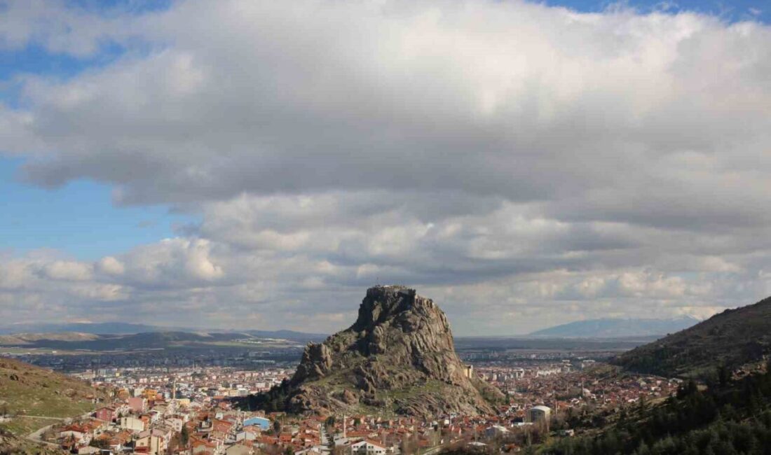 Afyonkarahisar’ın simgelerinden Karahisar Kalesi üzerinde bulutların hareketliliği görsel şölen oluşturdu.