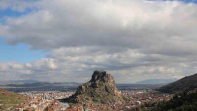 Afyonkarahisar’ın simgelerinden Karahisar Kalesi üzerinde bulutların hareketliliği görsel şölen oluşturdu.