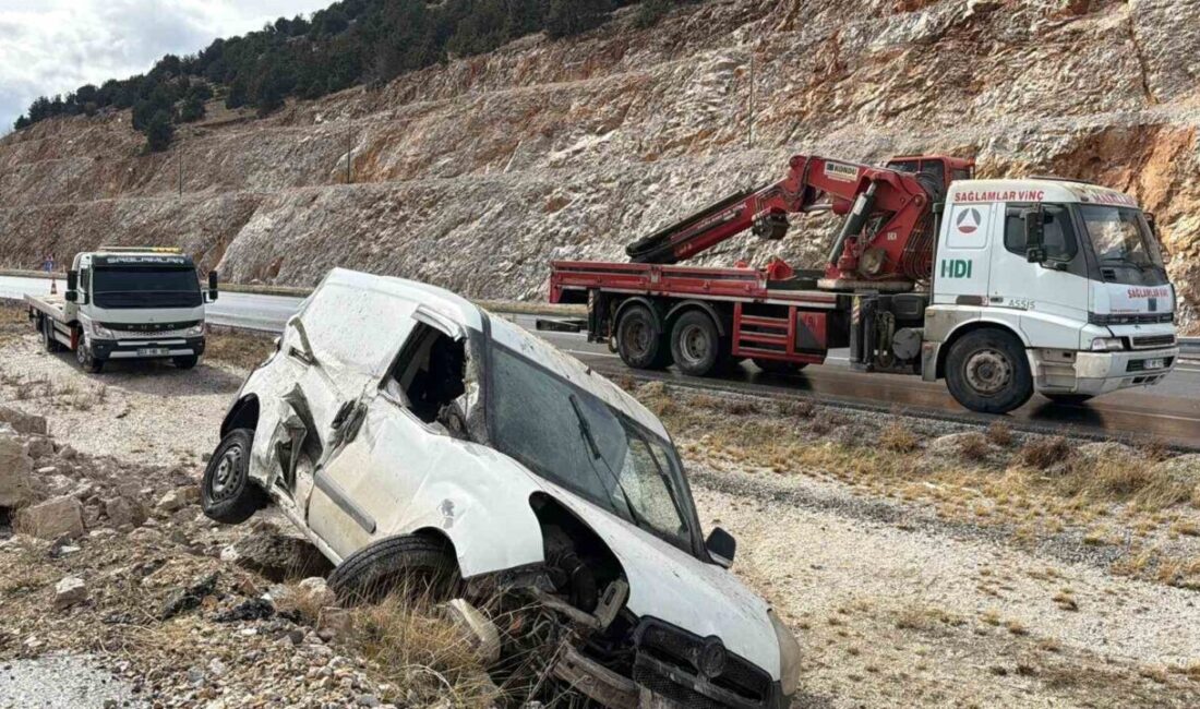 Afyonkarahisar’da yol kenarındaki kayalıklara çarparak devrilen hafif ticari araçta 2