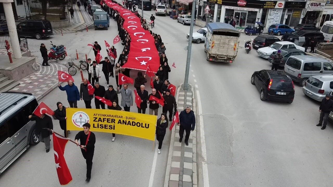 Öğrenciler 100 metrelik Türk bayrağıyla yürüdü