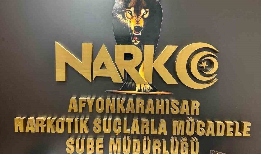 Afyonkarahisar’da şehirlerarası yolcu otobüsünde yolculuk yaparken üstlerinde 557 adet uyuşturucu