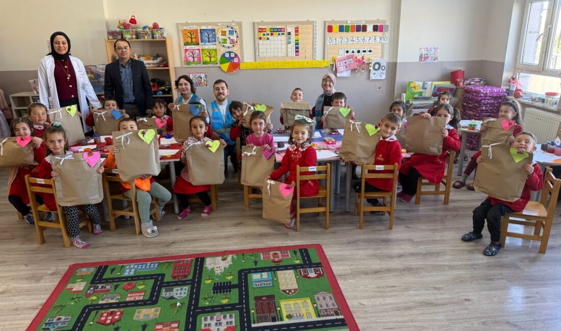Gerçekleştirilen ziyaretlerde çocukların bayram sevincine ortak olunurken, dağıtılan bayram paketleriyle