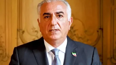 Sahte bıyıklı “Adolf” temsilciyi ciddiye aldı Görüşme sırasında şakacılardan birinin