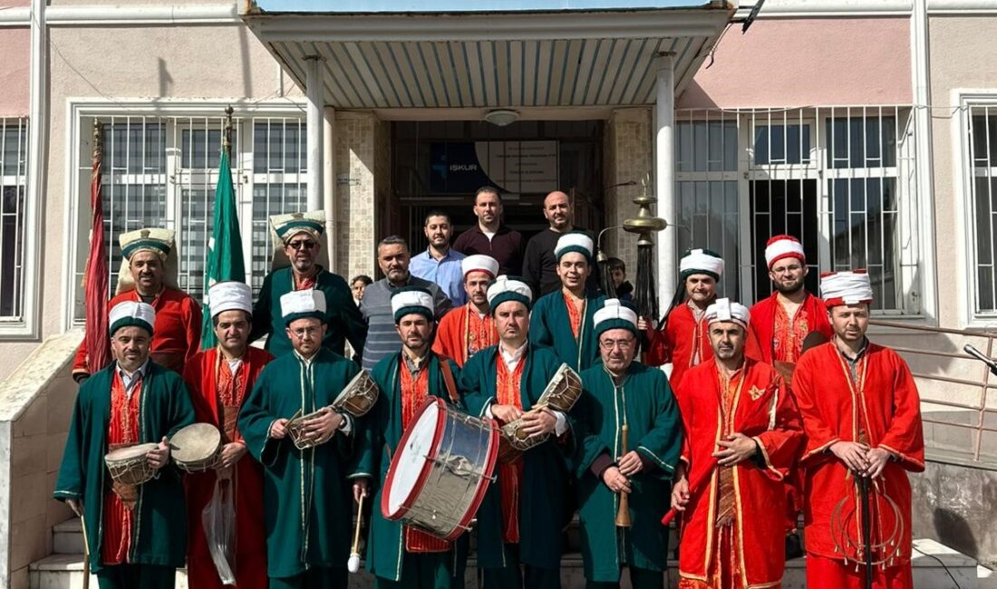 Okul bahçesinde tarihi marşlar yükseldi Etkinlik kapsamında okul bahçesinde bir