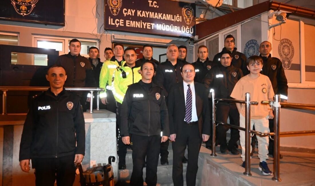 İlçe emniyet müdürlüğünde samimi buluşma İlçe Emniyet Müdürlüğü binasında gerçekleştirilen