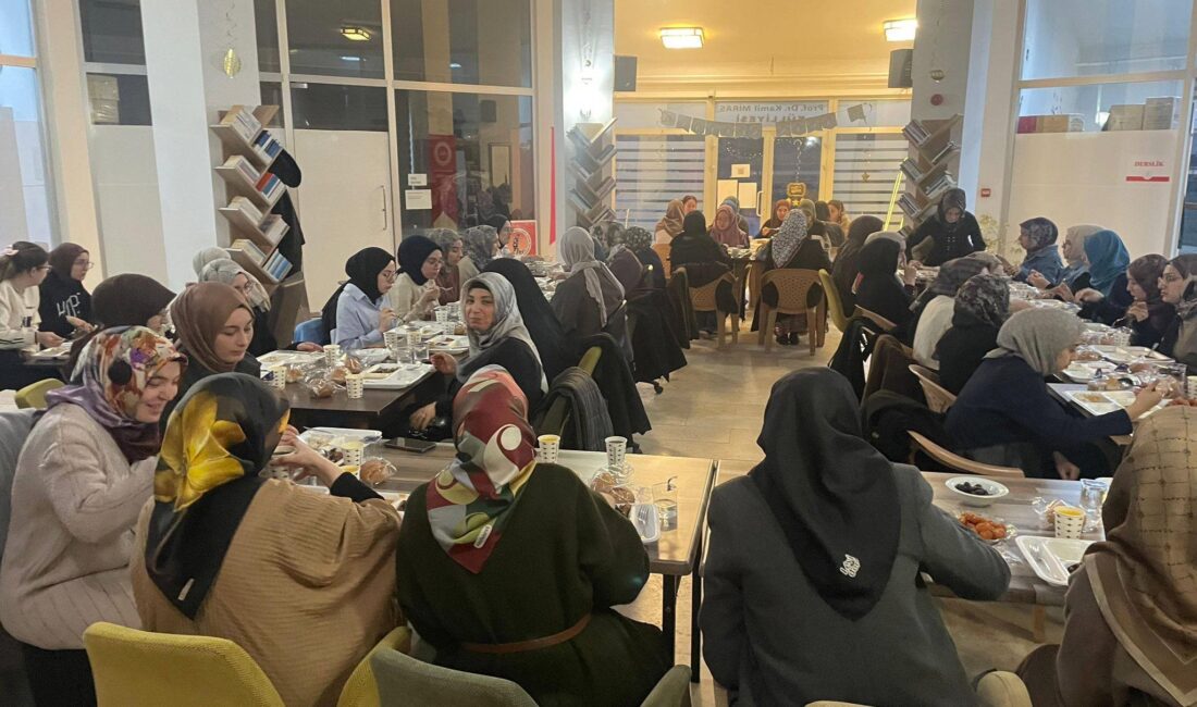 Ramazan ayının ruhu paylaştıkça çoğalıyor İftar programında öğrencilerle yakından ilgilenen
