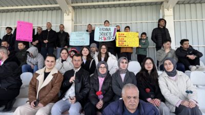 Öğrencilerden sahada görev yapan kadınlara çiçek Selçuk Üniversitesi Kulu Sağlık