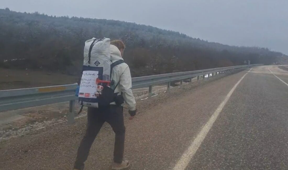 Ayı ve tilki sesleri arasında çadırda konaklıyor Yolculuğu boyunca pek