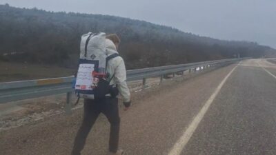 Ayı ve tilki sesleri arasında çadırda konaklıyor Yolculuğu boyunca pek