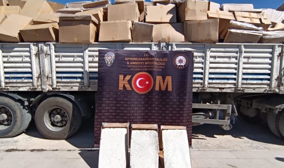 Kolilerin içinden milyonlarca makaron fışkırdı Kent girişinde asayiş ve trafik