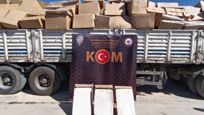 Kolilerin içinden milyonlarca makaron fışkırdı Kent girişinde asayiş ve trafik