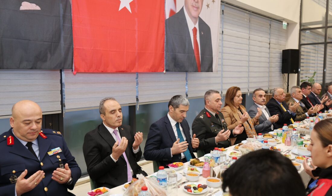 Protokol üyeleri iftar sofrasında buluştu İl Emniyet Müdürlüğü binasında gerçekleştirilen