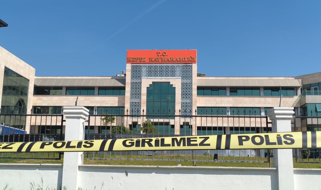 Bina tahliye edildi ekipler seferber oldu Olay, saat 11.00 sıralarında