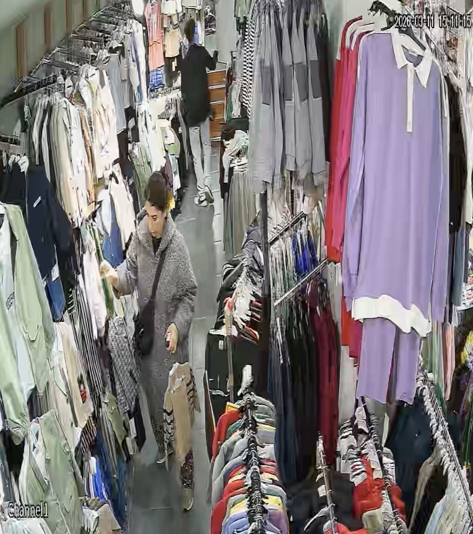 Bursa’da bayram yoğunluğunu fırsat bilen 2 kadın 16 bin liralık ürün çaldı