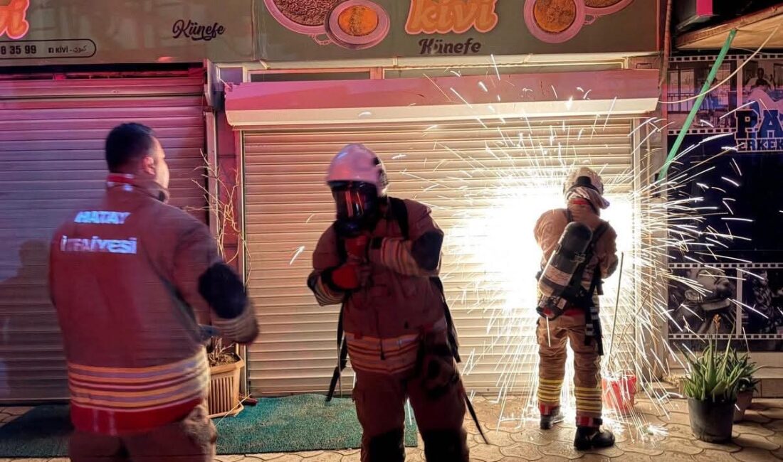Alevler mahalleyi sardı Henüz belirlenemeyen bir nedenle başlayan yangın, iş