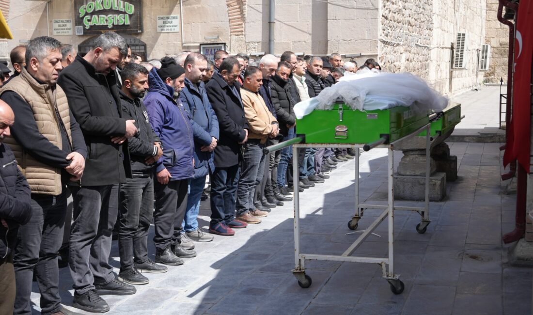 Cenaze töreninde hüzün dolu anlar Bor Paşa Camii’nde düzenlenen törene