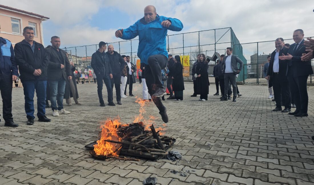Program, saygı duruşu ve İstiklal Marşı’nın okunmasıyla başladı. Ardından Okul