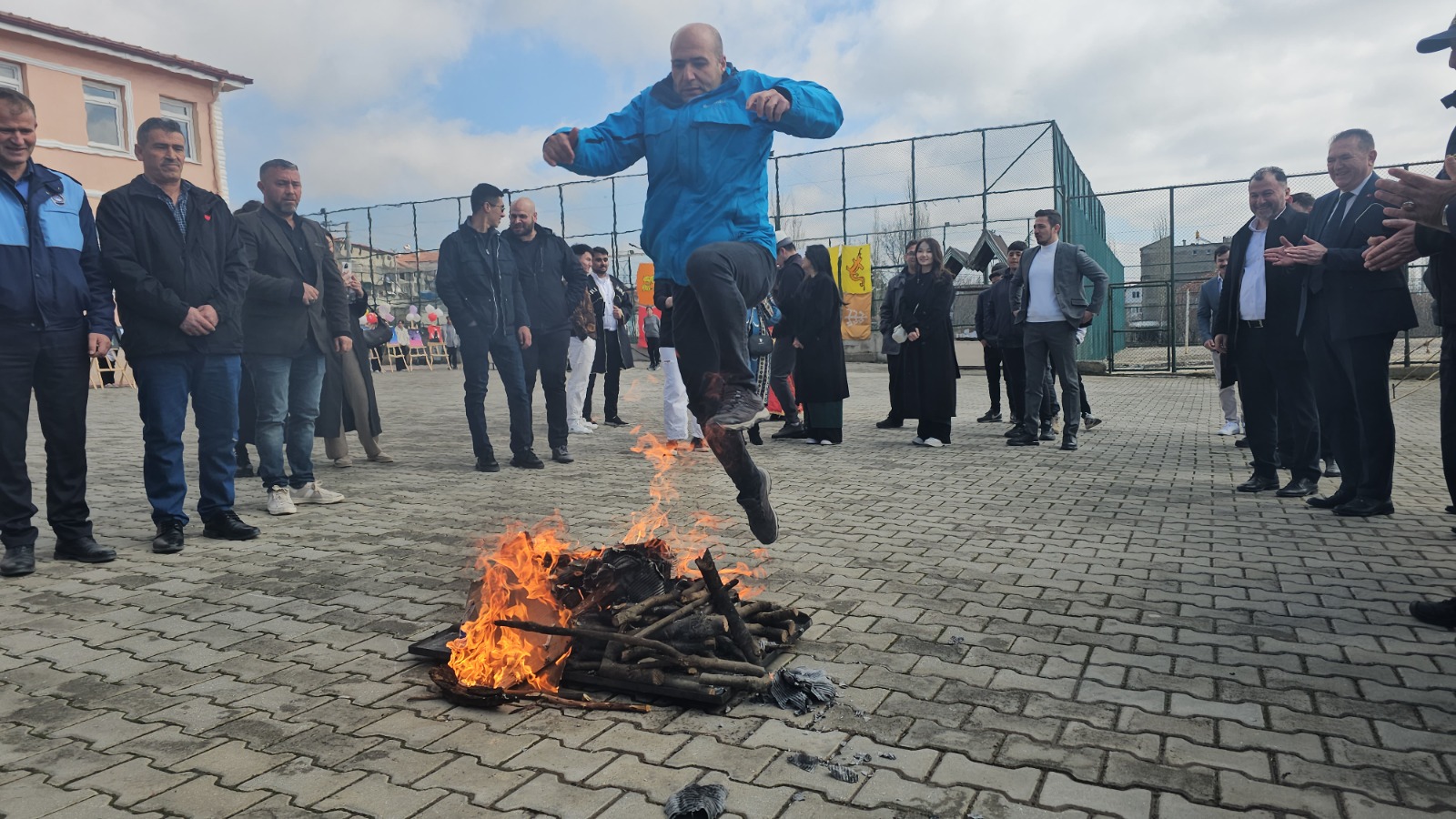 Akharım’da Nevruz coşkusu: Ateşler yakıldı, demirler dövüldü